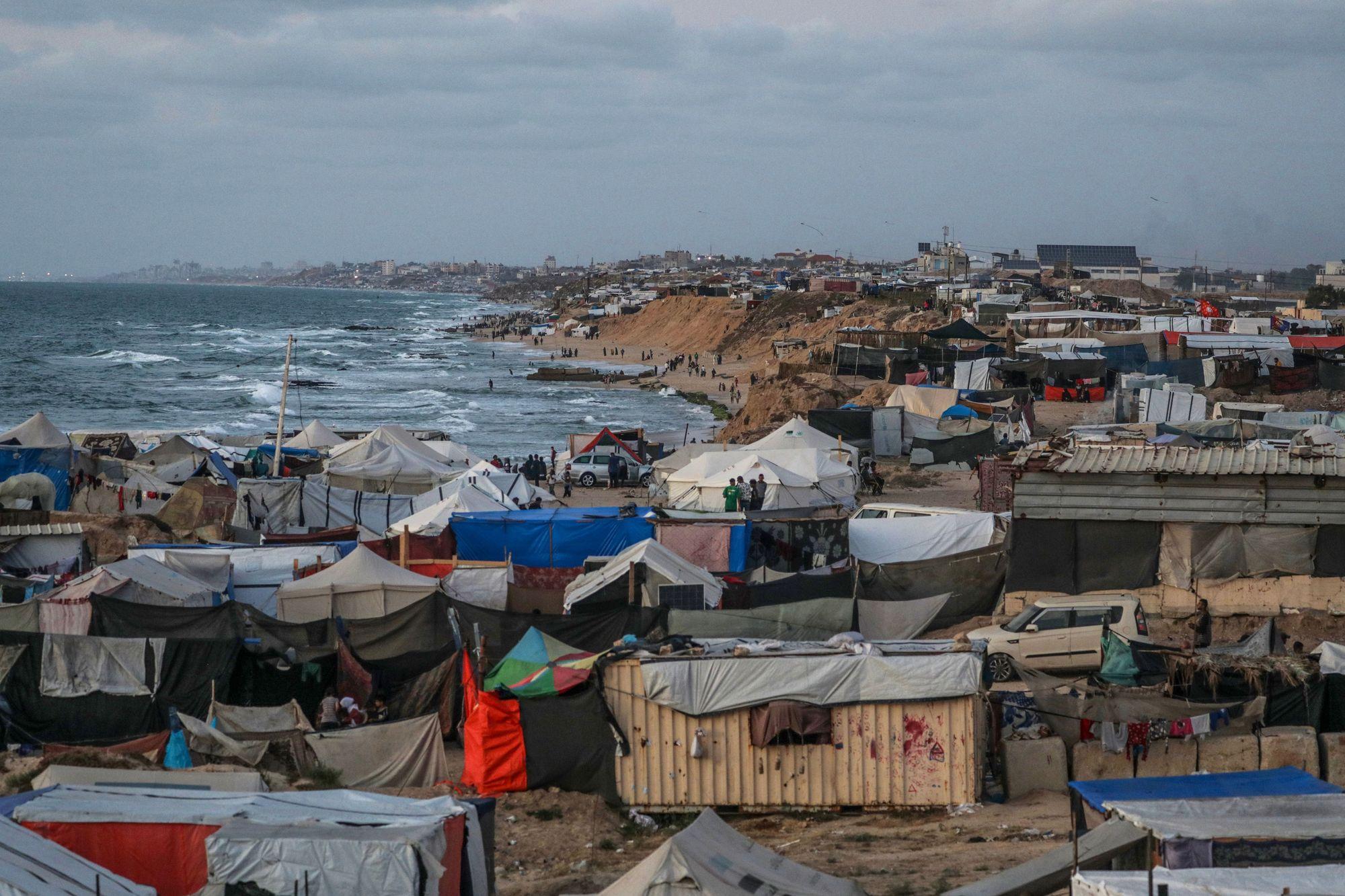Palestinians Struggle for Food and Water After Fleeing Rafah - WSJ