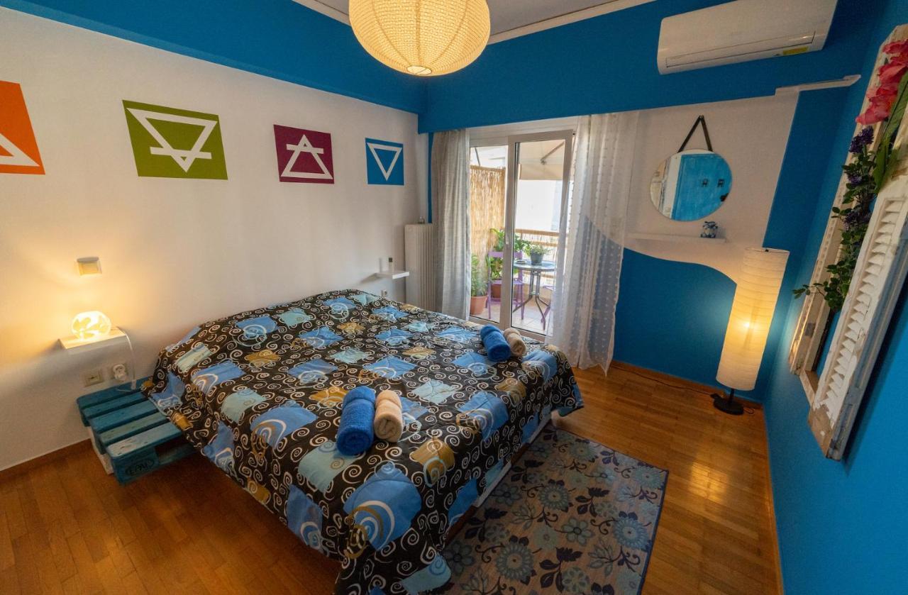 Habitación con cama extragrande y balcón