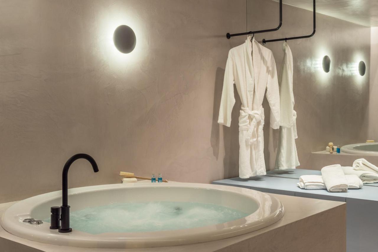Deluxe Suite Spa Bath