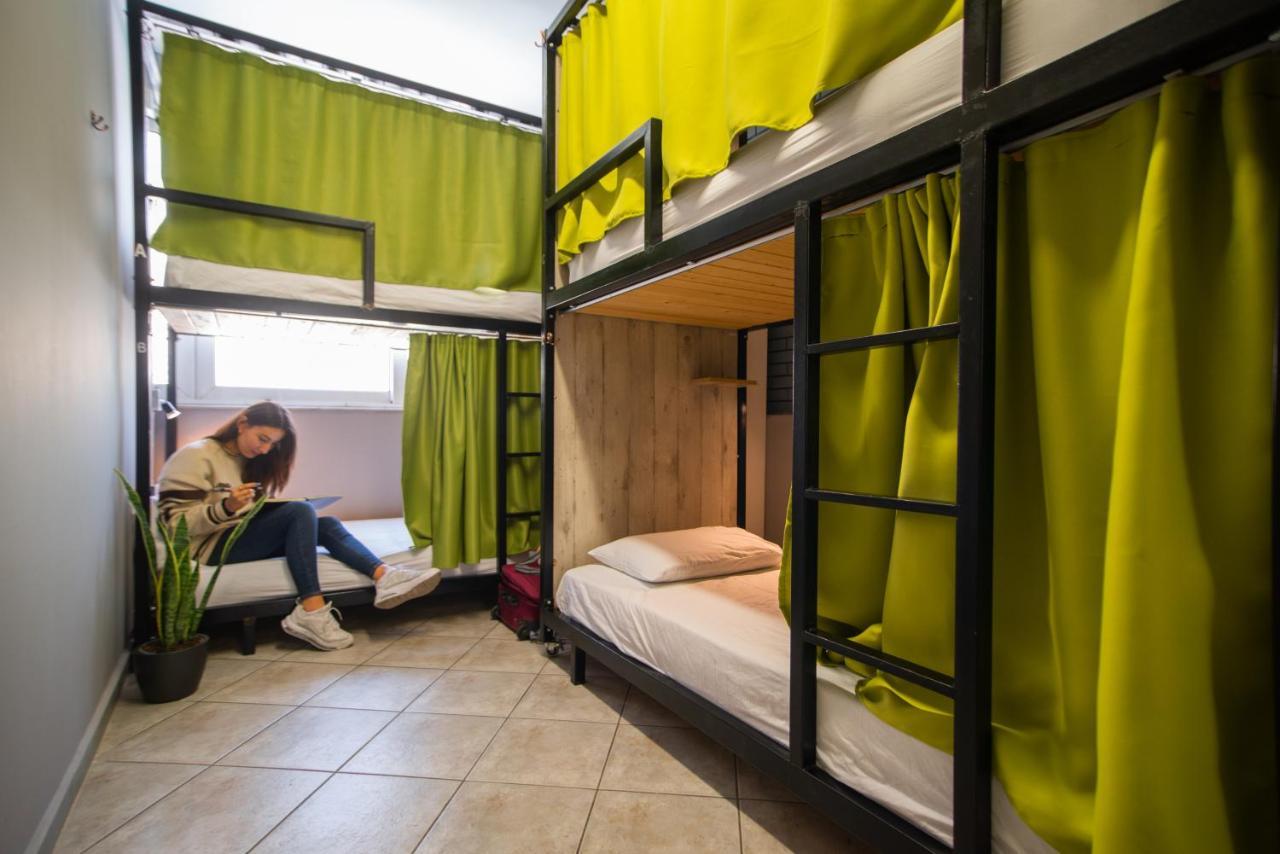 Cama en habitación compartida femenina de 6 camas