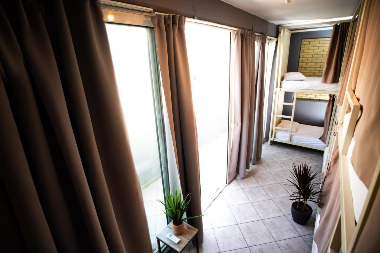 Cama en habitación compartida mixta con 6 camas y terraza privada