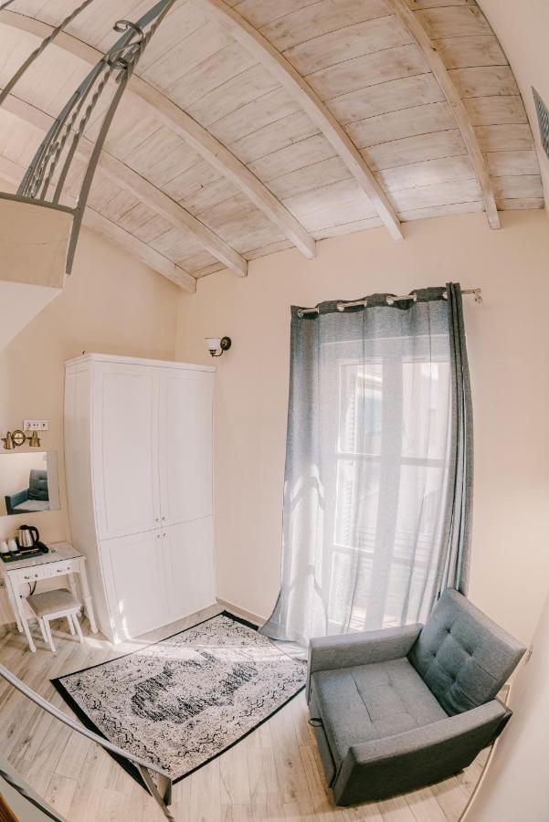 Gorgo Triple Room Balcony 3rd Floor