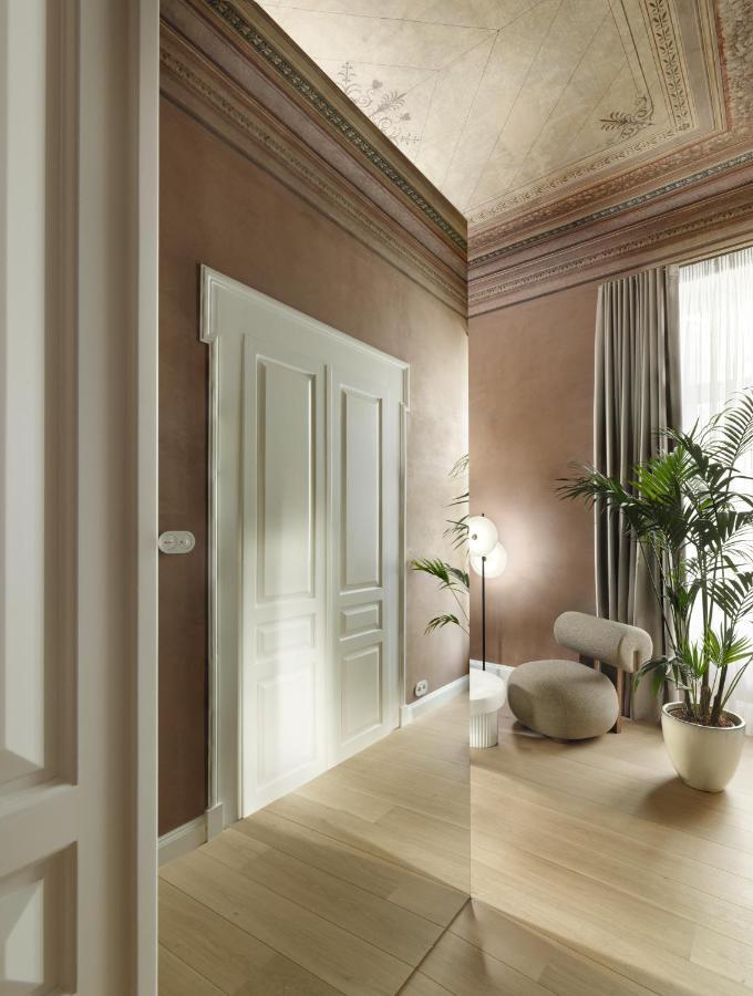 Acanthus Suite Balcony