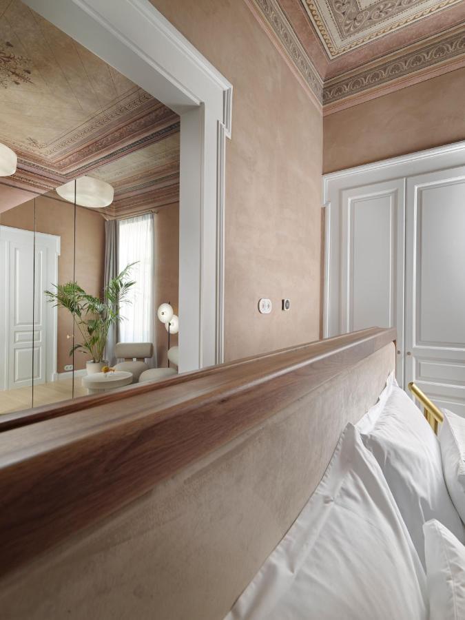 Acanthus Suite Balcony