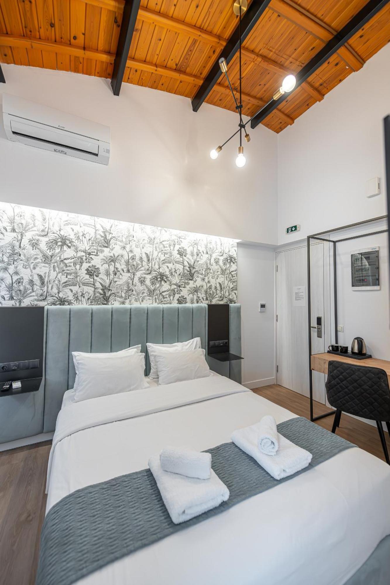 Standard Queen Room