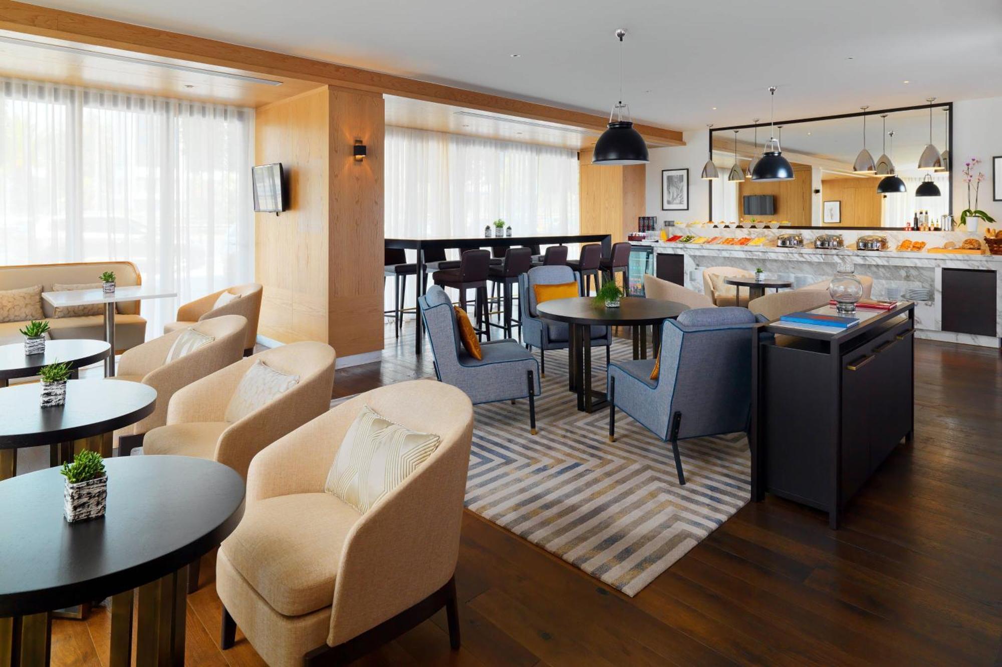 Corner Suite with King Bed and City or Park View,1634398068:JPEG