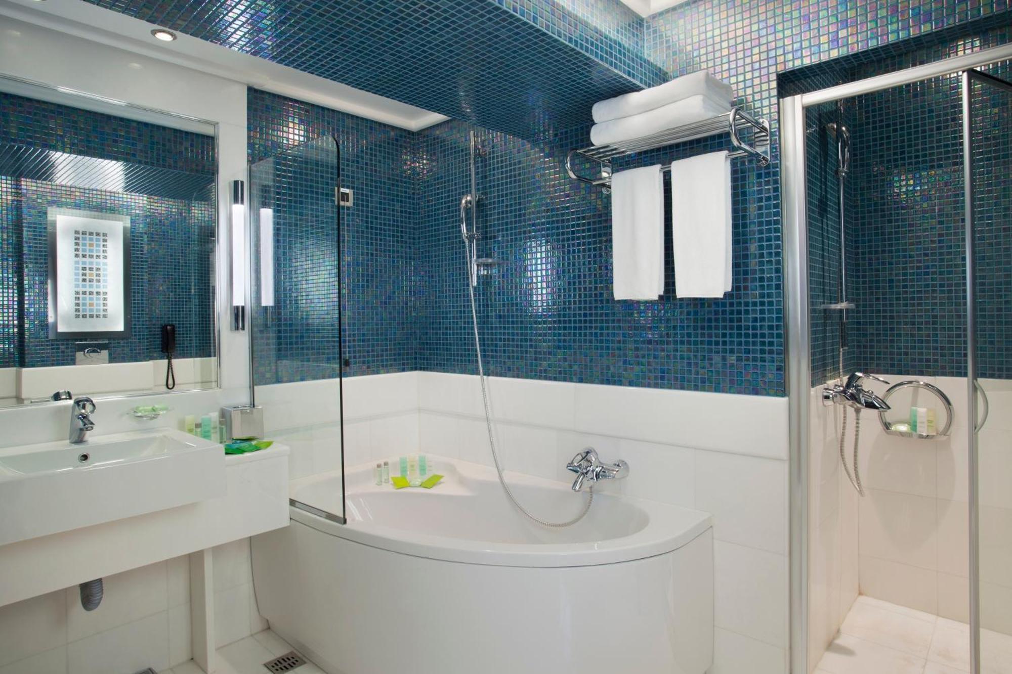 Premium Doppelzimmer mit 2 Doppelbetten und Zugang zur Lounge