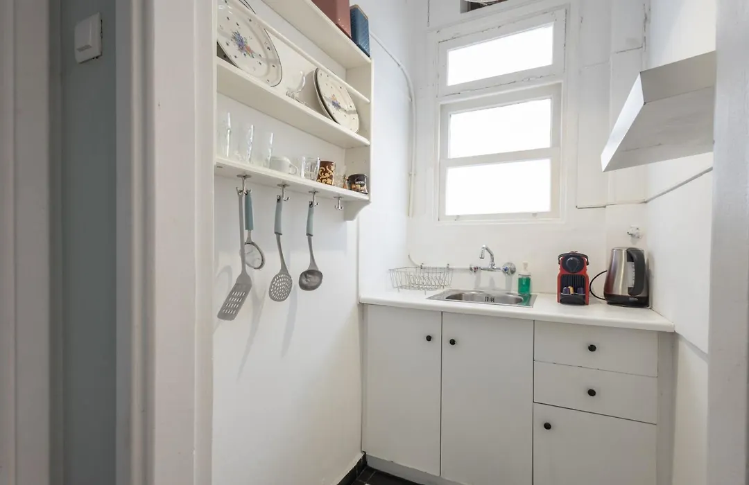 Cute And Central Apt For 3-1