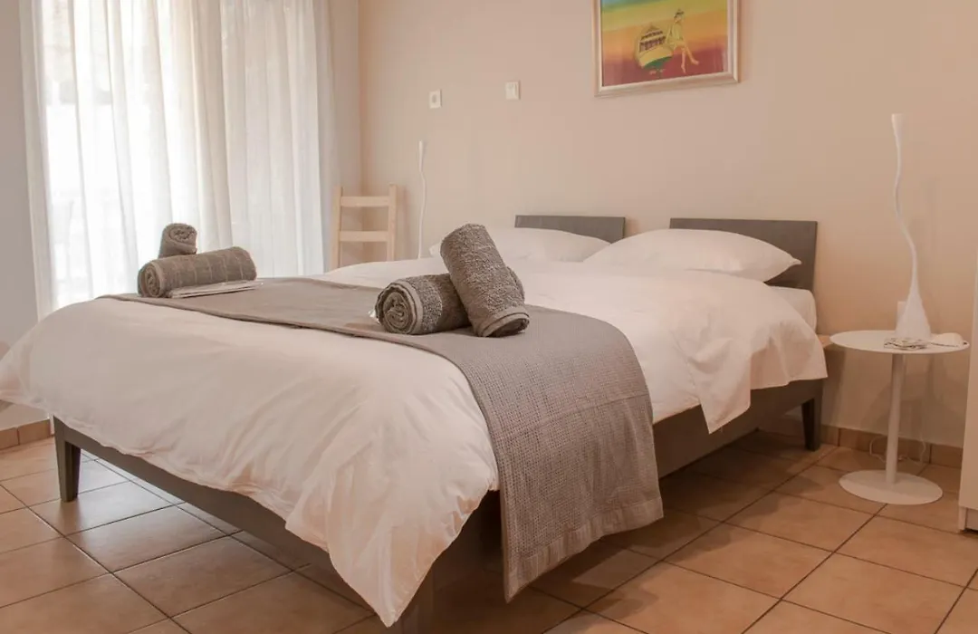 Athens Modern Minimalistic Sunny Studio With Balcony-1