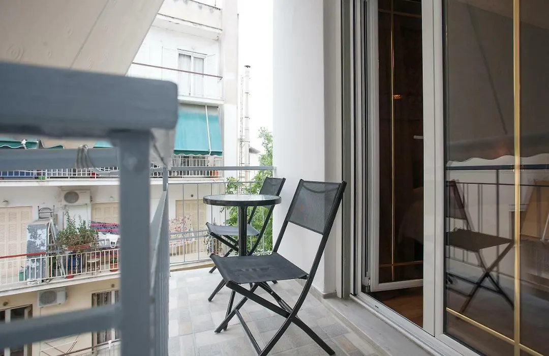 Pretty Rooms With Shared Bathroom In Gold And Blue Apartment In Safe Central Area-1