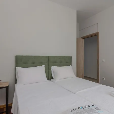 105 Adrianou Plaka-3