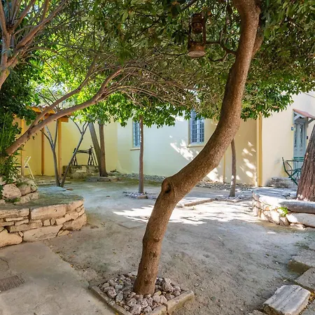 A Painter'S House In Plaka-2
