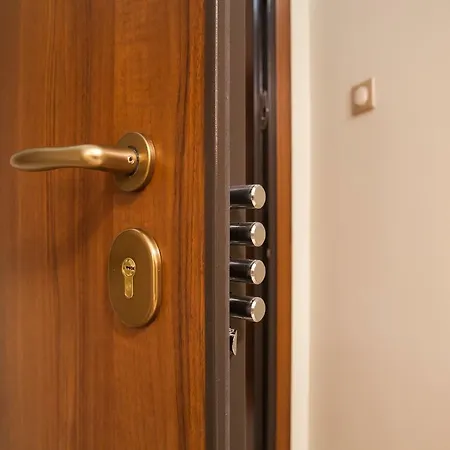 Pretty Rooms With Shared Bathroom In Gold And Blue Apartment In Safe Central Area-2