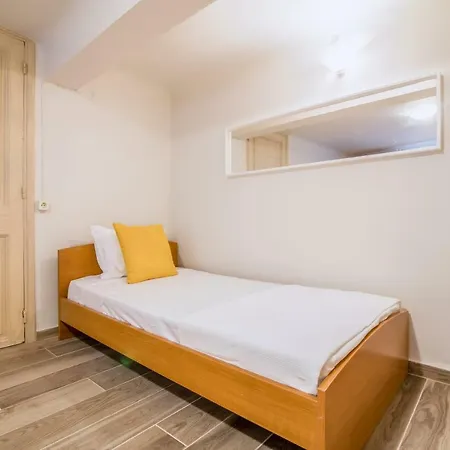 Cozy And Central Apartment-2