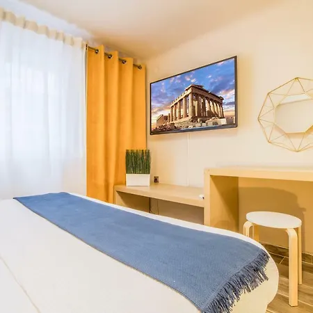 Cozy And Central Apartment-3