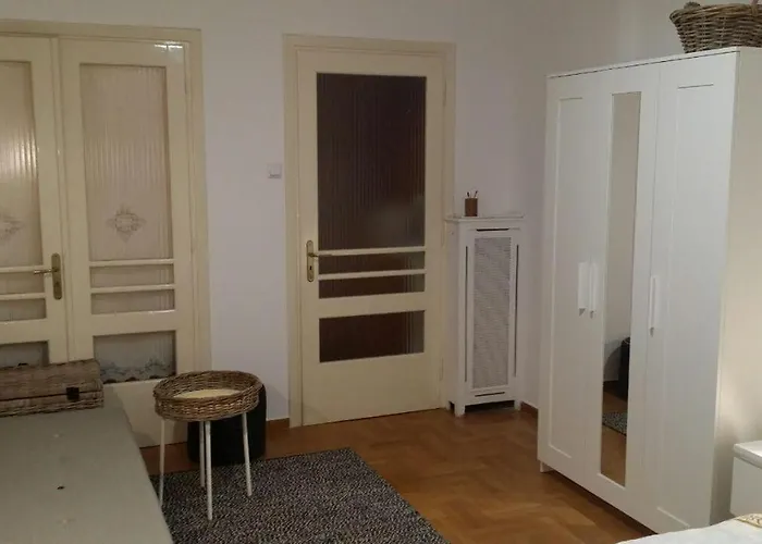Rooms In Central Atenas