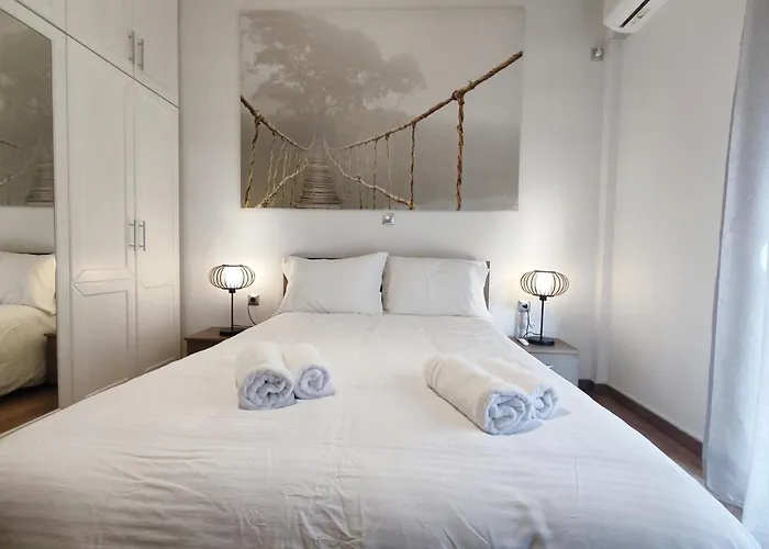 Stylish Urban Apartment By Yha Athènes